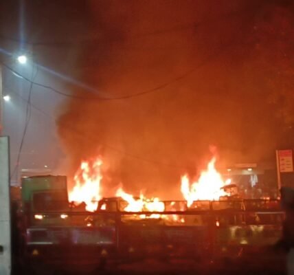 8 people killed in car bomb blast near Red Fort in Delhi, PM Modi reviews the situation