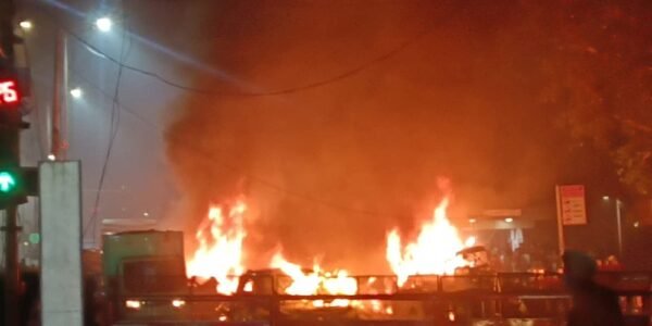 8 people killed in car bomb blast near Red Fort in Delhi, PM Modi reviews the situation