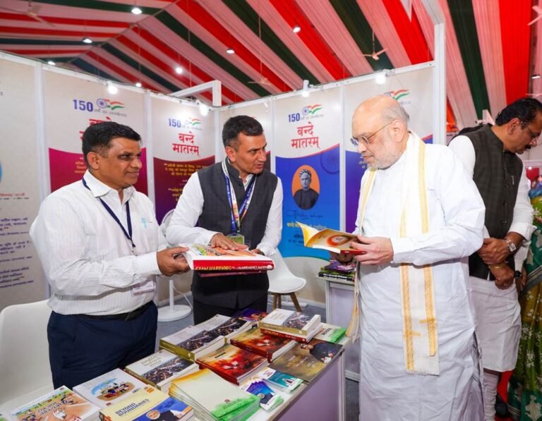 गृह मंत्री अमित शाह ने ‘अहमदाबाद अंतरराष्ट्रीय पुस्तक मेला’ में बच्चों को पुस्तकें वितरित कीं और विभिन्न स्टॉलों का अवलोकन किया