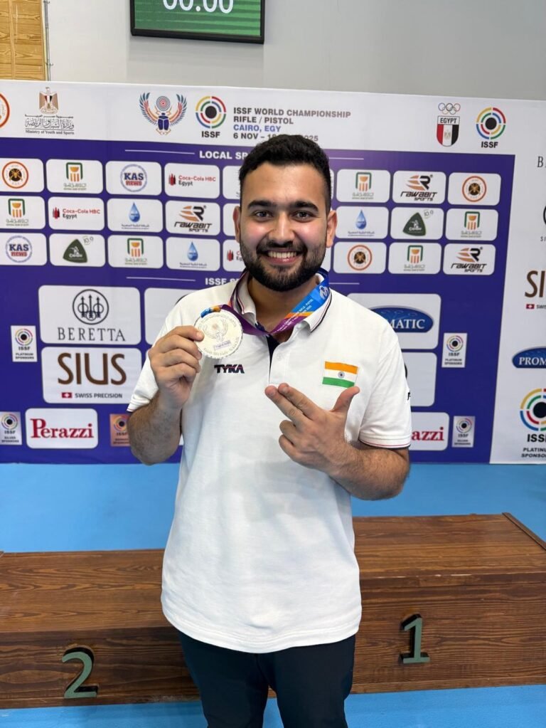भारत के अनीश भानवाला ने मिस्र के काहिरा में ISSF विश्व निशानेबाजी चैंपियनशिप में रजत पदक जीता