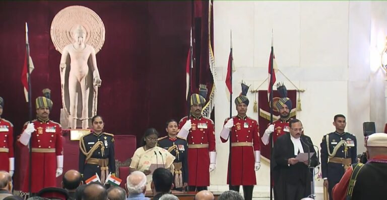 जस्टिस सूर्यकांत ने राष्ट्रपति भवन में भारत के 53वें मुख्य न्यायाधीश पद की शपथ ली, राष्ट्रपति द्रौपदी मुर्मू ने उन्हें शपथ दिलाई