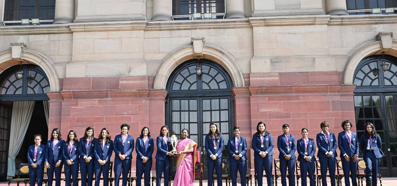 Members of the Indian women cricket team met President Draupadi Murmu