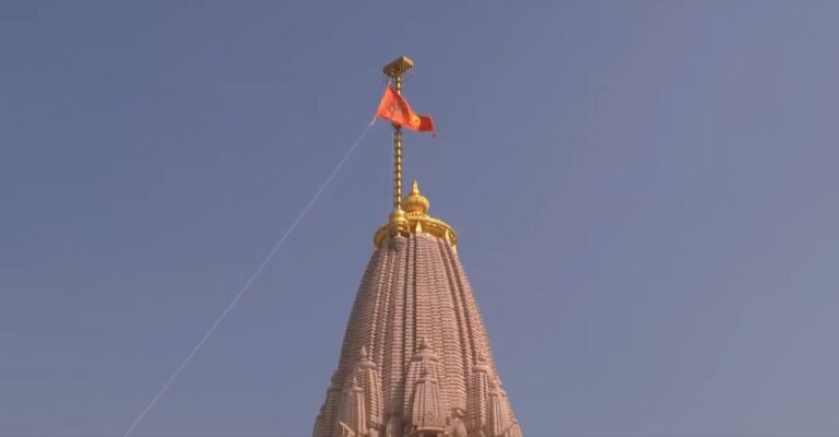 PM मोदी और मोहन भागवत ने पवित्र श्री राम जन्मभूमि मंदिर के शिखर पर भगवा ध्वज फहराया