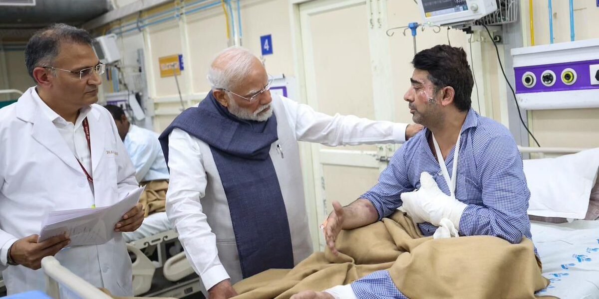 PM Modi today visited LNJP Hospital in Delhi and met the people injured in the recent blast near Red Fort.