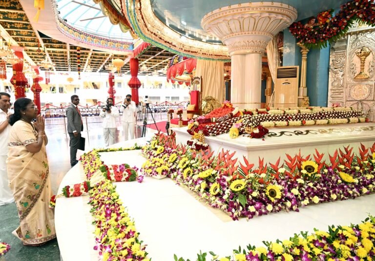 राष्ट्रपति द्रौपदी मुर्मु ने श्री सत्य साई बाबा के शताब्दी समारोह के उपलक्ष्य में आयोजित विशेष सत्र में भाग लिया