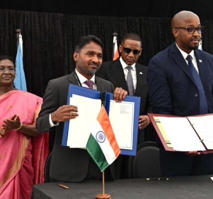 President Draupadi Murmu holds bilateral talks with Botswana President Duma Boko in Gaborone