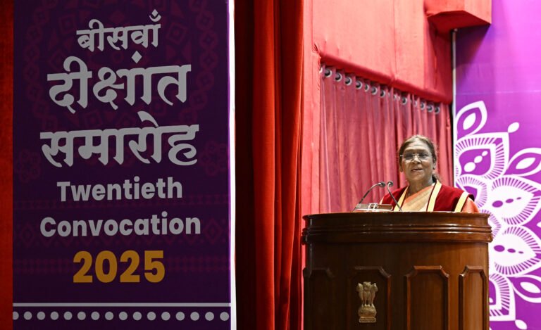 राष्ट्रपति द्रौपदी मुर्मु ने आज उत्तराखंड के नैनीताल स्थित कुमाऊं विश्वविद्यालय के 20वें दीक्षांत समारोह में शिरकत की
