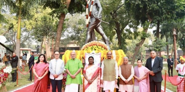 President, Vice President and Speaker of Lok Sabha pay floral tributes to Bhagwan Birsa Munda in Parliament Complex