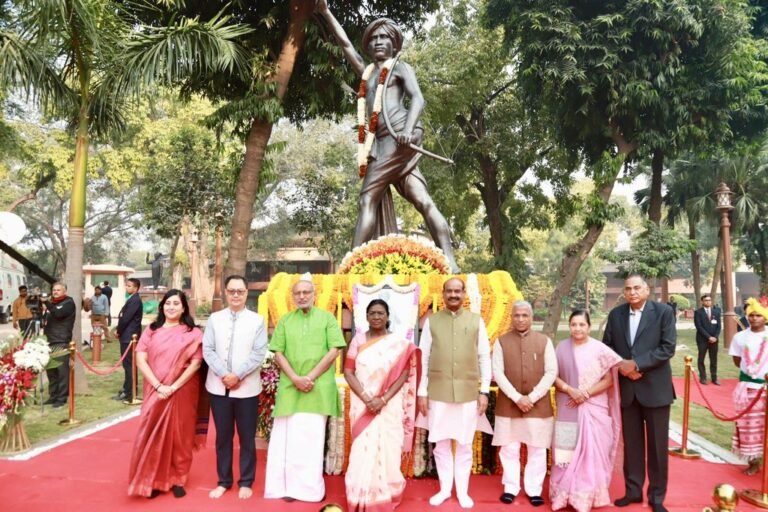 राष्ट्रपति, उपराष्ट्रपति और लोकसभा अध्यक्ष ने संसद परिसर में भगवन बिरसा मुंडा को पुष्पांजलि अर्पित की