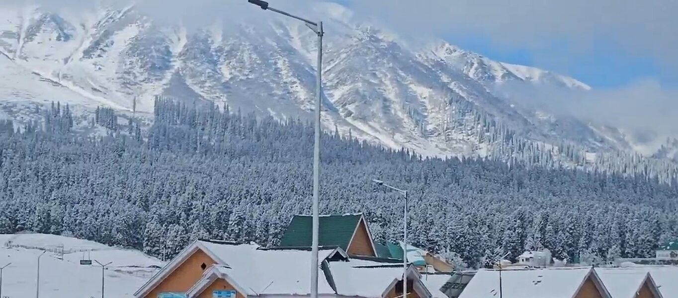 Snowfall in the hilly areas of Himachal Pradesh and Uttarakhand