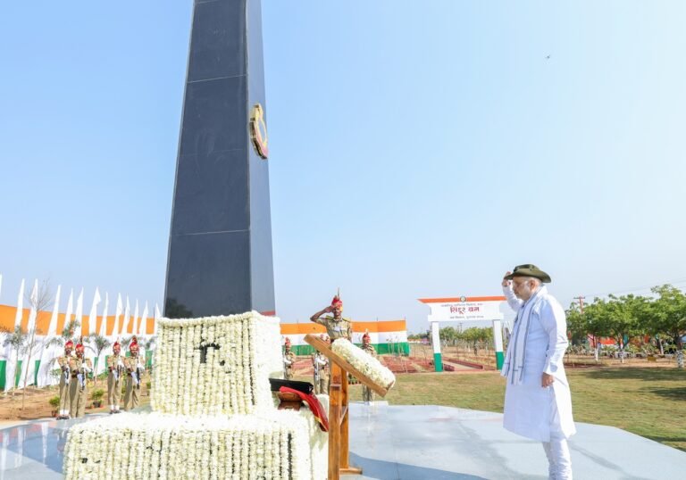 केन्द्रीय गृह मंत्री अमित शाह ने आज गुजरात के भुज में सीमा सुरक्षा बल के हीरक जयंती समारोह को संबोधित किया