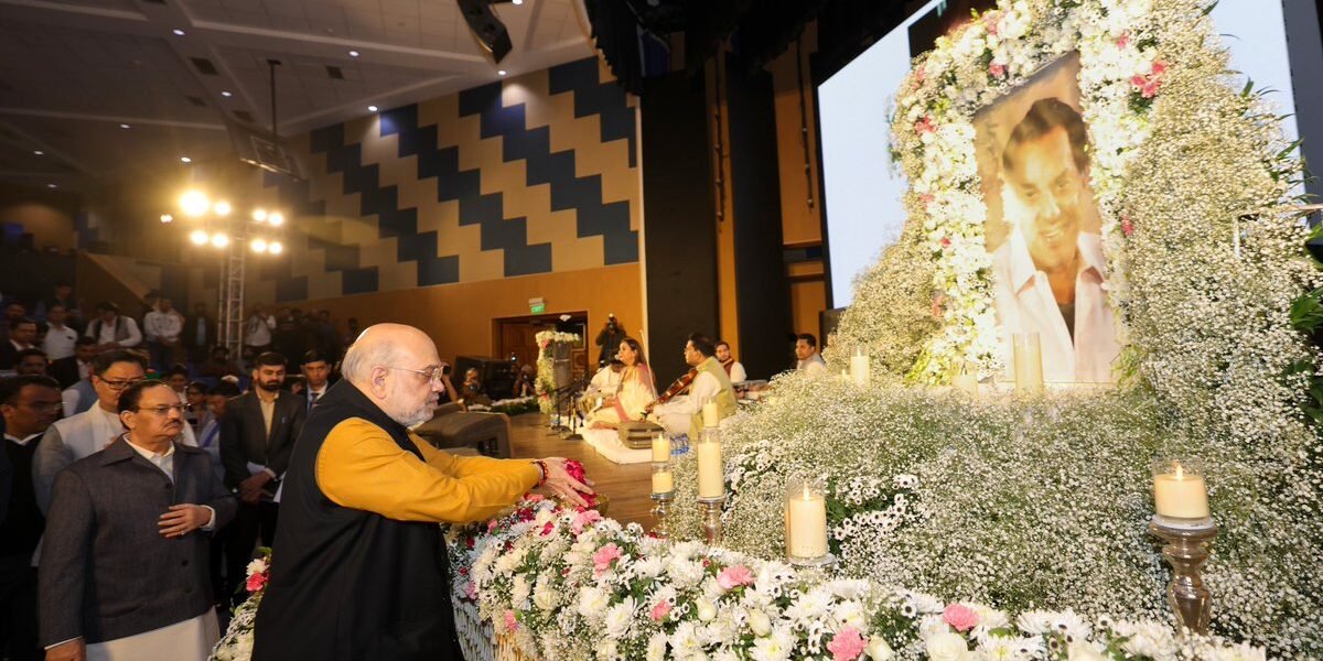 Home Minister Amit Shah paid tribute to the renowned actor Dharmendra at a memorial service held in Delhi, remembering him and honoring his memory.
