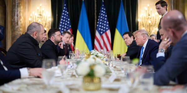 Ukrainian President Zelenskyy held peace talks with US President Trump in Florida regarding ending the war with Russia.