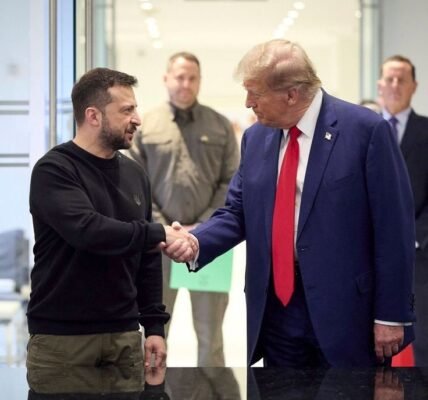 Ukrainian President Zelenskyy will meet with US President Trump in Florida today to discuss a peace agreement.