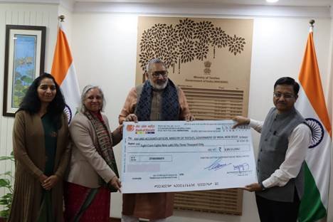 कॉटन कॉर्पोरेशन ऑफ इंडिया ने वित्त वर्ष 2024-25 के लिए केंद्रीय वस्त्र मंत्री को 8.89 करोड़ रुपये का लाभांश सौंपा