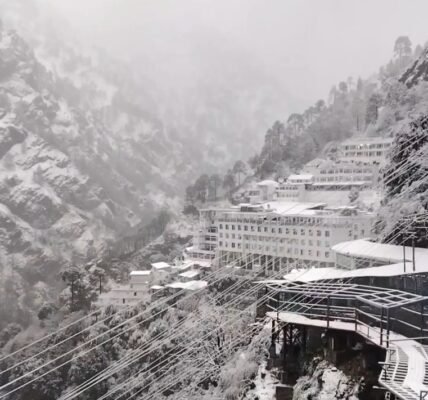 Due to a western disturbance in Jammu and Kashmir, the Kashmir region experienced its first snowfall.