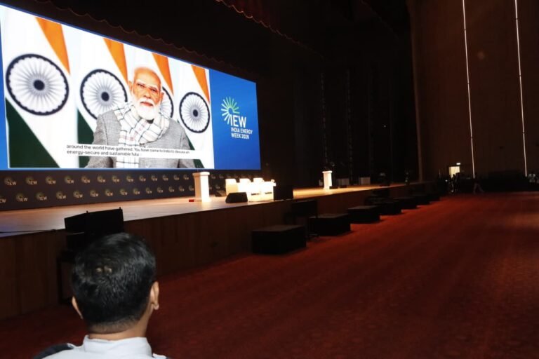 प्रधानमंत्री मोदी ने ऊर्जा क्षेत्र के मुख्य कार्यकारी अधिकारियों के साथ बातचीत की