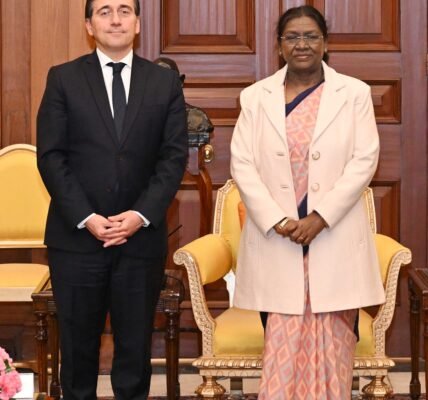Spanish Foreign Minister José Manuel Albares met with President Droupadi Murmu at the Presidential Palace today.