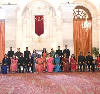 Officer Trainees of the Indian Audit and Accounts Service, Defence Aeronautical Quality Assurance Service and Indian Trade Service call on the President
