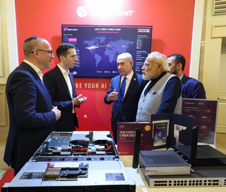 प्रधानमंत्री मोदी ने इज़राइल के प्रधानमंत्री नेतन्याहू के साथ यरुशलम में तकनीकी प्रदर्शनी का दौरा किया