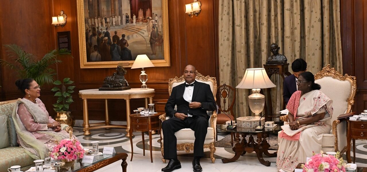 President Draupadi Murmu welcomes President of Seychelles Dr. Patrick Herminy at Rashtrapati Bhavan