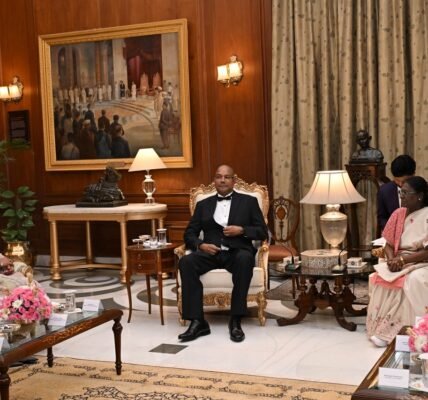 President Draupadi Murmu welcomes President of Seychelles Dr. Patrick Herminy at Rashtrapati Bhavan