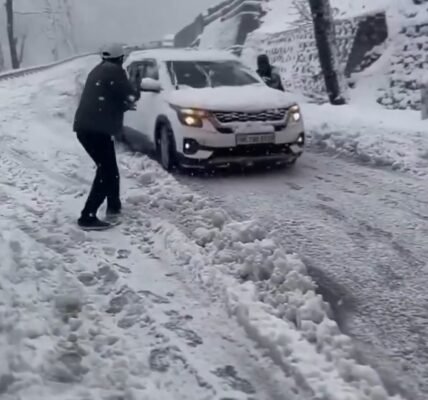 Due to active western disturbance in Himachal Pradesh, continuous snowfall has been occurring on the high peaks for the last three days.