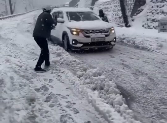 Due to active western disturbance in Himachal Pradesh, continuous snowfall has been occurring on the high peaks for the last three days.