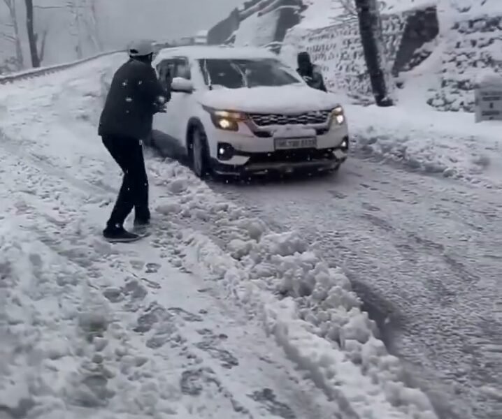 Due to active western disturbance in Himachal Pradesh, continuous snowfall has been occurring on the high peaks for the last three days.