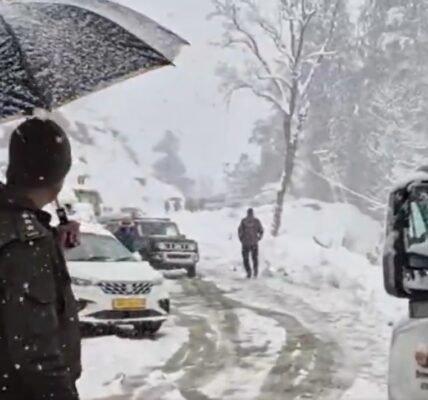 Himachal Pradesh Heavy snowfall continues at Atal Tunnel, Rohtang.