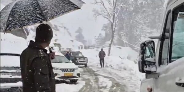 Himachal Pradesh Heavy snowfall continues at Atal Tunnel, Rohtang.