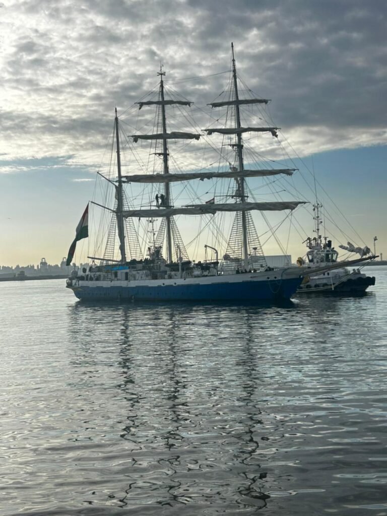 INS सुदर्शिनी स्वेज नहर से महत्वपूर्ण यात्रा के बाद अलेक्जेंड्रिया पहुंचा