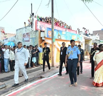 President Droupadi Murmu offered prayers at the Danghati Temple in Mathura and performed the parikrama of Govardhan Hill.
