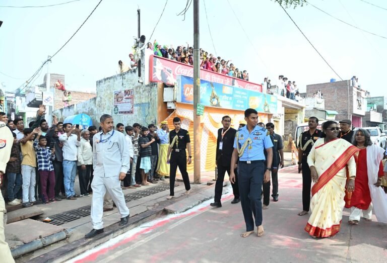 राष्ट्रपति द्रौपदी मुर्मु ने मथुरा के दानघाटी मंदिर में प्रार्थना और गोवर्धन पर्वत की परिक्रमा की