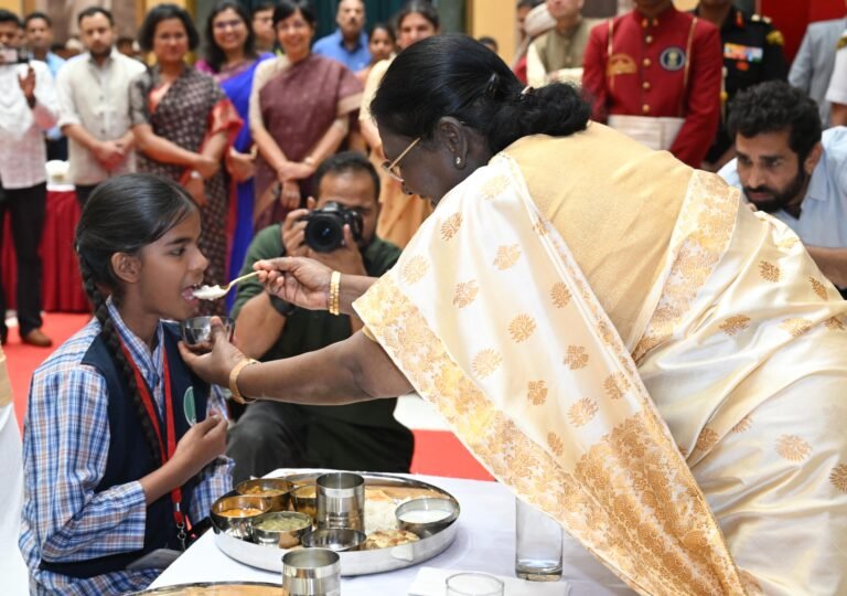राष्ट्रपति द्रौपदी मुर्मु ने अक्षय पात्र फाउंडेशन के पांच बिलियन भोजन वितरण के उपलक्ष्य में आयोजित एक कार्यक्रम में भाग लिया