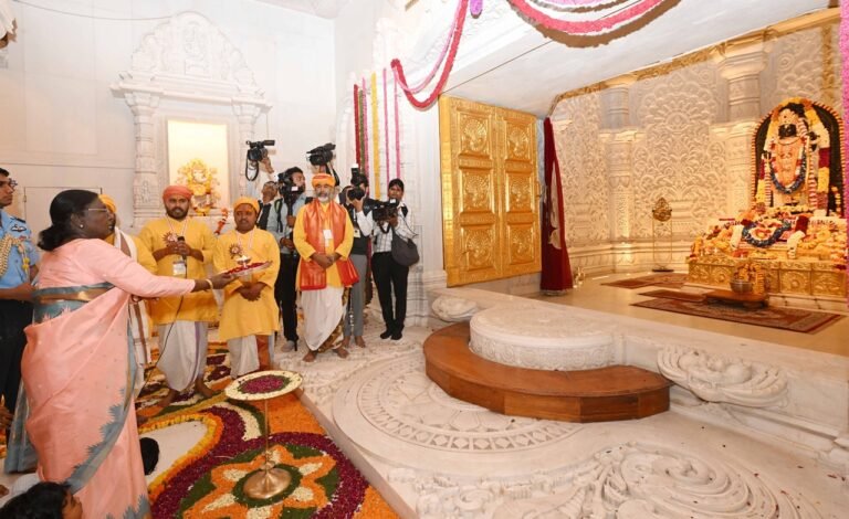 राष्ट्रपति द्रौपदी मुर्मु ने आज उत्तर प्रदेश के अयोध्या में श्री राम जन्मभूमि मंदिर जाकर राम लला के दर्शन किये