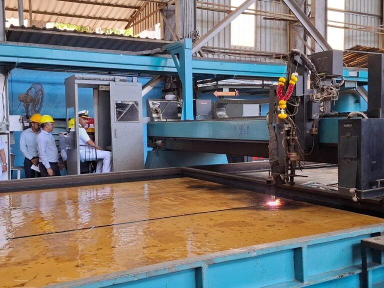 भारतीय तटरक्षक बल के लिए FPV-4 जहाज़ निर्माण की आधारशिला रखने का समारोह और FPV-7 की प्लेट कटाई समारोह संपन्न