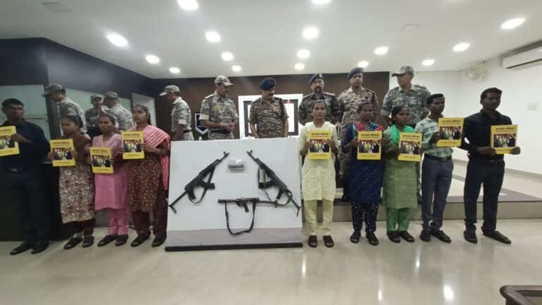 महाराष्ट्र के गढ़चिरौली जिले में नौ माओवादियों ने आत्मसमर्पण किया