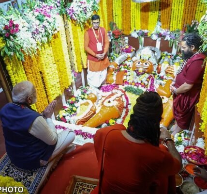 PM Modi extended his greetings to the people of the country on Hanuman Jayanti.