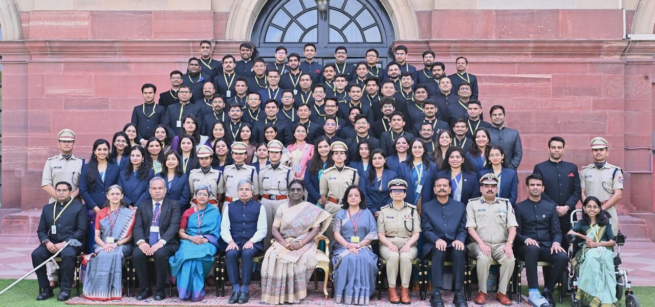 Probationary officers of Indian Railways and Assistant Executive Engineers of the Central Engineering Service met with the President.