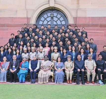 Probationary officers of Indian Railways and Assistant Executive Engineers of the Central Engineering Service met with the President.