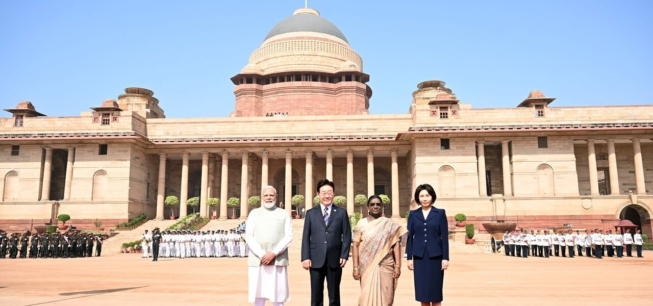 South Korean President Lee Jae-myung was accorded a ceremonial welcome at the Presidential Palace.