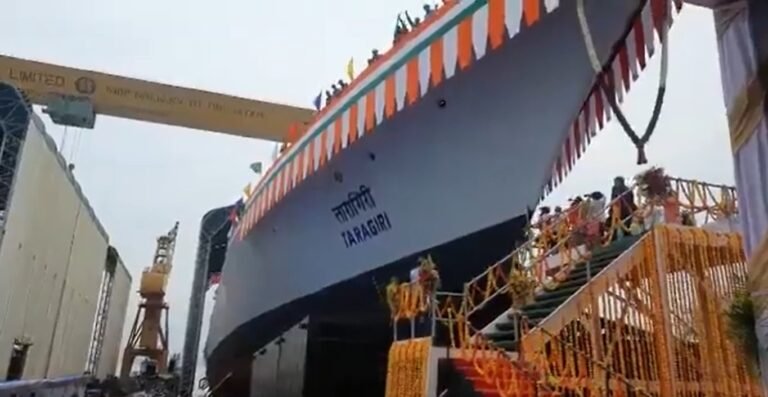 नौसेना ने आज विशाखापत्तनम में नौसेना डॉकयार्ड में अत्‍याधुनिक स्टील्थ फ्रिगेट युद्धपोत INS तारागिरी को अपने बेड़े में शामिल किया