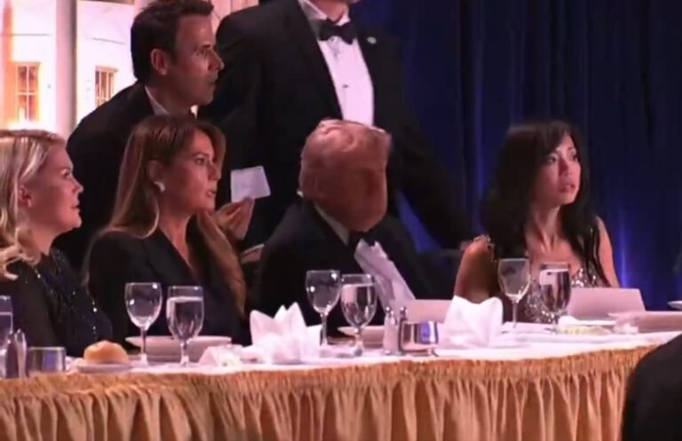 अमेरिका के राष्ट्रपति डोनाल्ड ट्रंप को व्हाइट हाउस कॉरेस्पोंडेंट रात्रिभोज में गोली चलने के बाद सुरक्षित निकाला गया