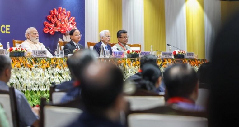 प्रधानमंत्री नरेन्द्र मोदी नई दिल्ली में आयोजित मिशन प्रमुखों के सम्मेलन में सम्मिलित हुए