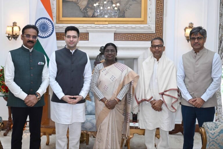 राघव चड्ढा और अन्य सांसदों ने राष्ट्रपति से मुलाकात कर पंजाब के राज्य प्रशासन पर चिंता व्यक्त की