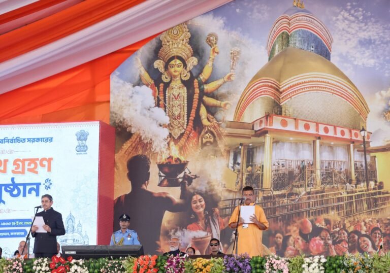 शुभेंदु अधिकारी पश्चिम बंगाल में भाजपा के पहले मुख्‍यमंत्री बनें, उनके साथ पांच कैबिनेट मंत्रियों ने भी शपथ ली