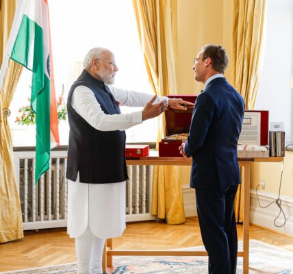 Swedish PM Ulf Kristersson and PM Modi exchanged special commemorative gifts, highlighting the legacy of Rabindranath Tagore.