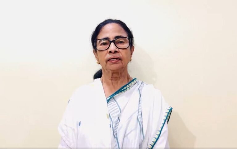 पश्चिम बंगाल की मुख्यमंत्री ममता बनर्जी ने मुख्यमंत्री पद से इस्तीफा देने से इनकार किया
