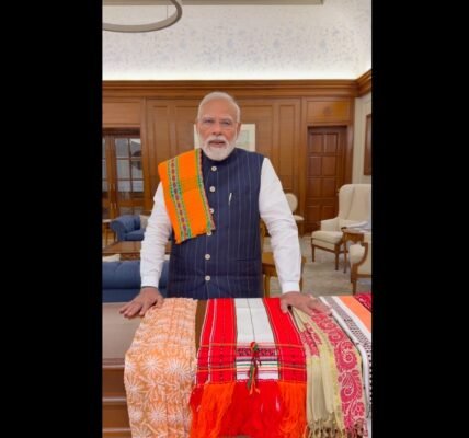 PM Modi called upon people to celebrate National Handloom Day by showcasing India rich handloom heritage.
